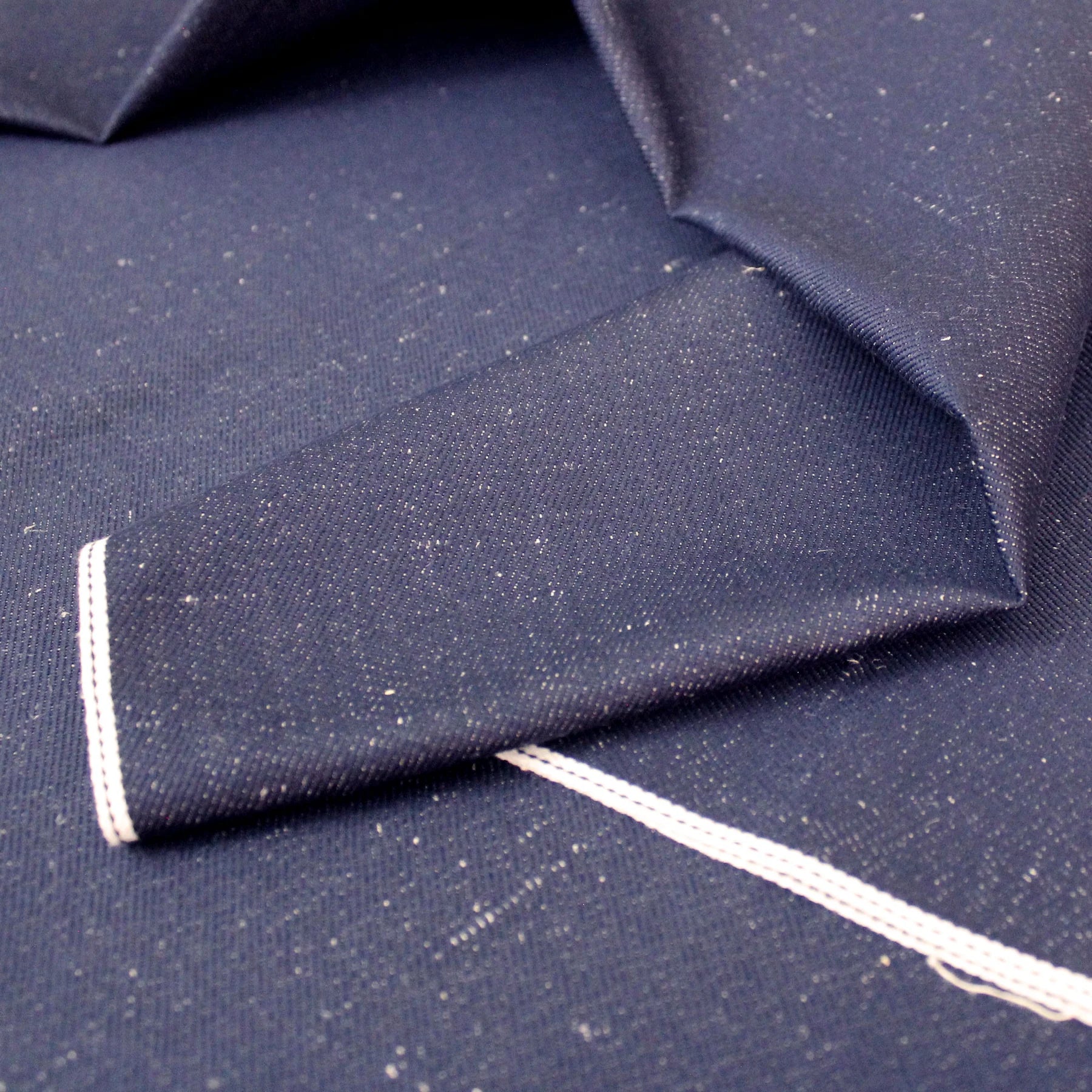 Coupon de tissu bleu jean en chanvre et coton 95 x 240 cm