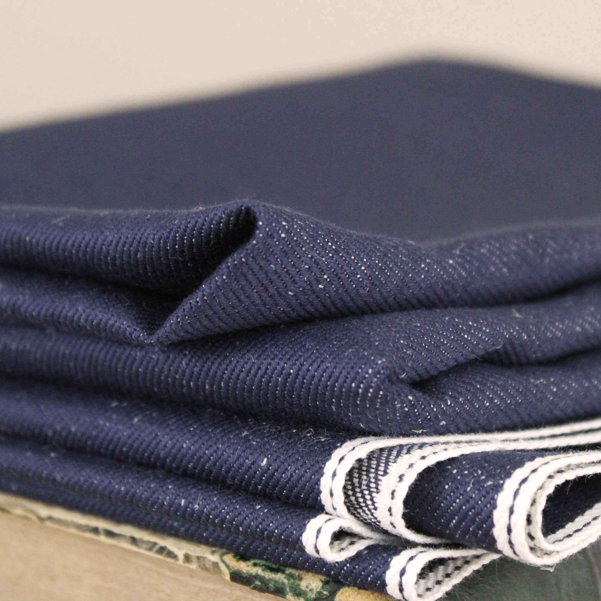 Coupon de tissu bleu jean en chanvre et coton 95 x 170 cm