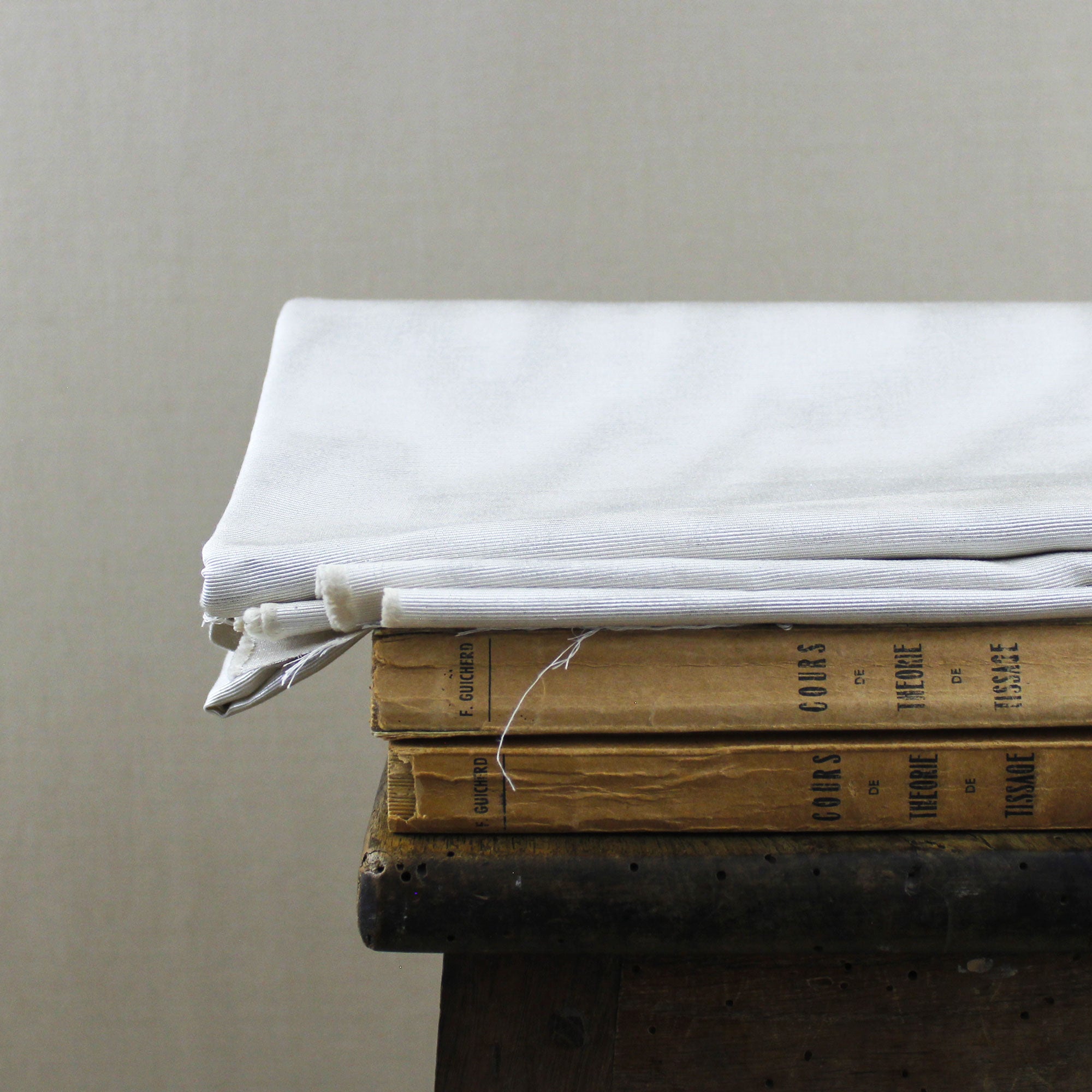 Coupon de tissu moiré en viscose et coton blanc 150 x 320 cm