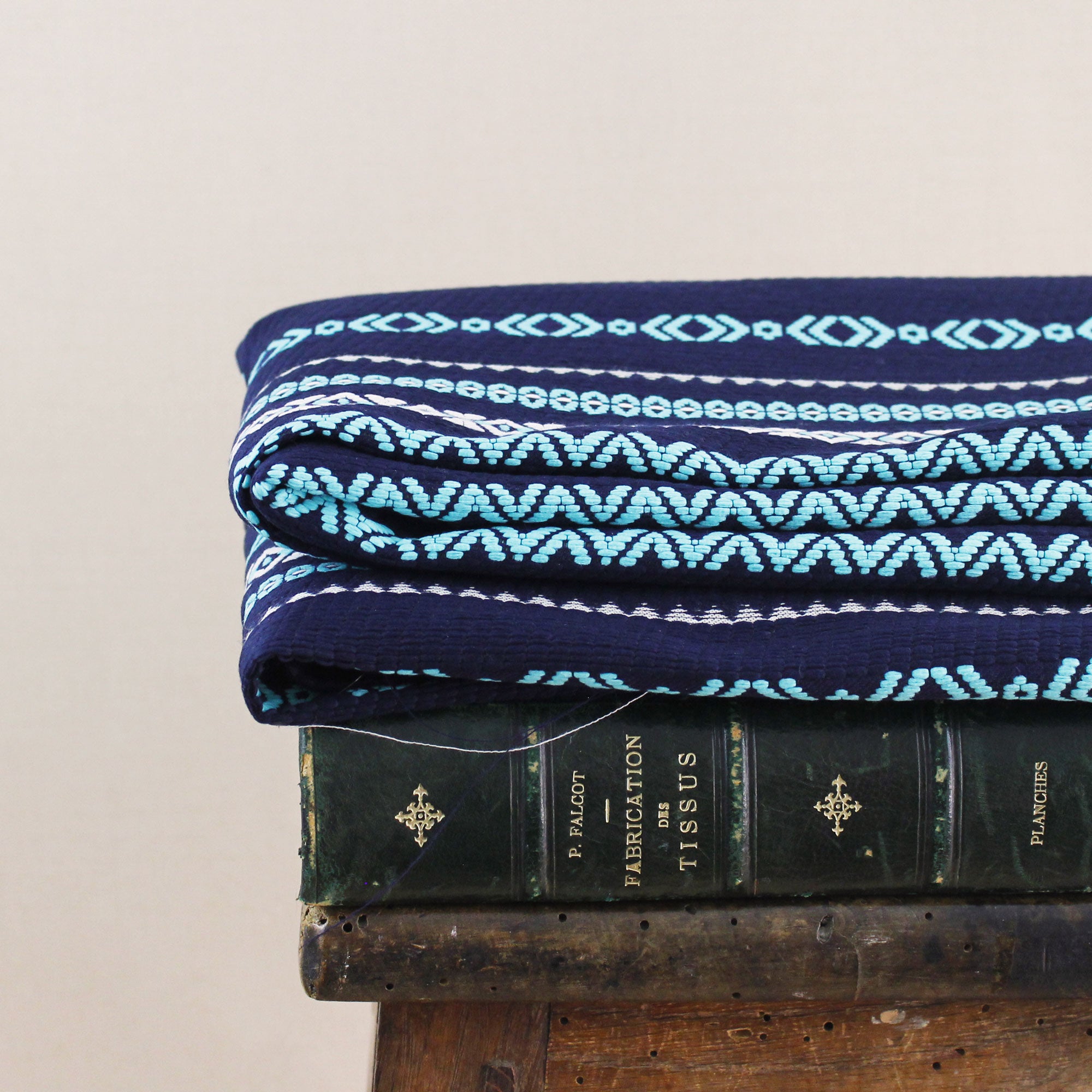 Tissu jacquard en coton motifs graphiques turquoise et blanc